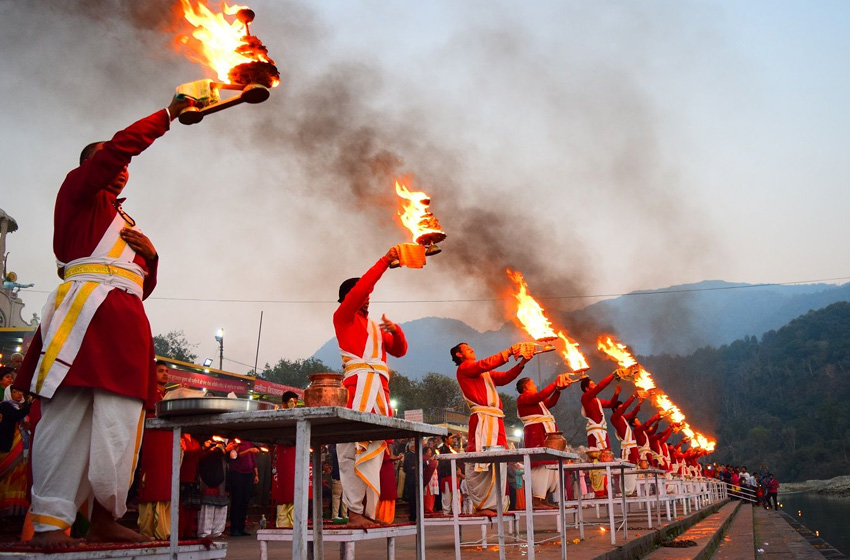 Evening Ganga Aarti Participation – A Sacred Ritual on the Ghats of Varanasi