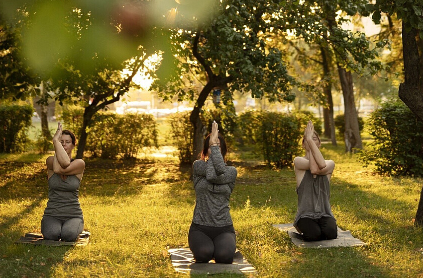 Sunrise Yoga in Jaipur – Wellness Session at Nahargarh Fort or Jal Mahal